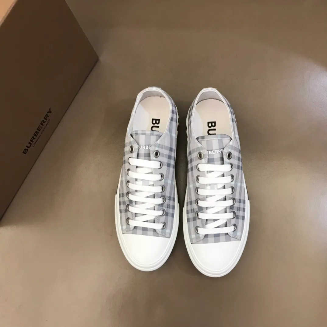 p400 "Burberr*" men's classic low-top sneakers, reinterpreted in Vintage check cotton material and decorated with a new brand logo. First-layer sheepskin lining, embossed Burberry logo on the heel, and original TPU outsole! Size: 38-44 No. 068